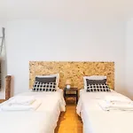 2 Bedroom Apartment In Oeiras Near Beach Easy Access Lisbon Cascais דירה