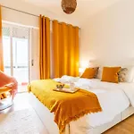 2 Bedroom Apartment In Oeiras Near Beach Easy Access Lisbon Cascais אוייראס