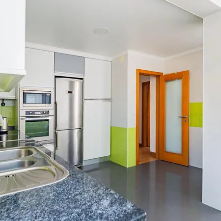 Family Apartment Near Beach & Train To Lisbon And Cascais