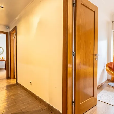 Family Apartment Near Beach & Train To Lisbon And Cascais